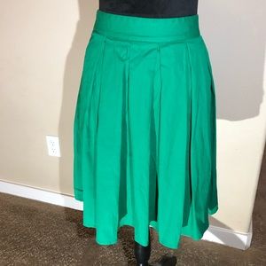 Green cotton, pleated skirt with pockets! Size small.